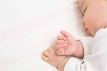 赤ちゃんの向き癖の原因とは 治し方や予防法もご紹介 Fam S Baby