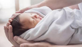 生後1ヶ月の赤ちゃんの成長は 起こり得るトラブルや対処法についても解説 Fam S Baby