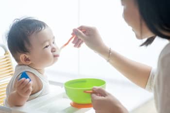 赤ちゃんの離乳食はいつから 調理形態や量について詳しく解説 Fam S Baby