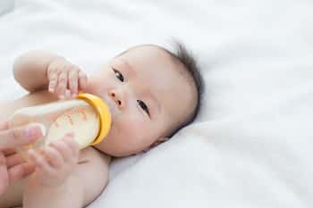 赤ちゃんのミルクはいつまで あげる際の注意点や飲まない場合の対処法を解説 Fam S Baby