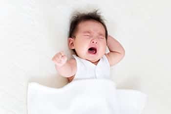 赤ちゃんが寝ないと悩む方必見 原因と寝かせるためのポイントを解説 Fam S Baby