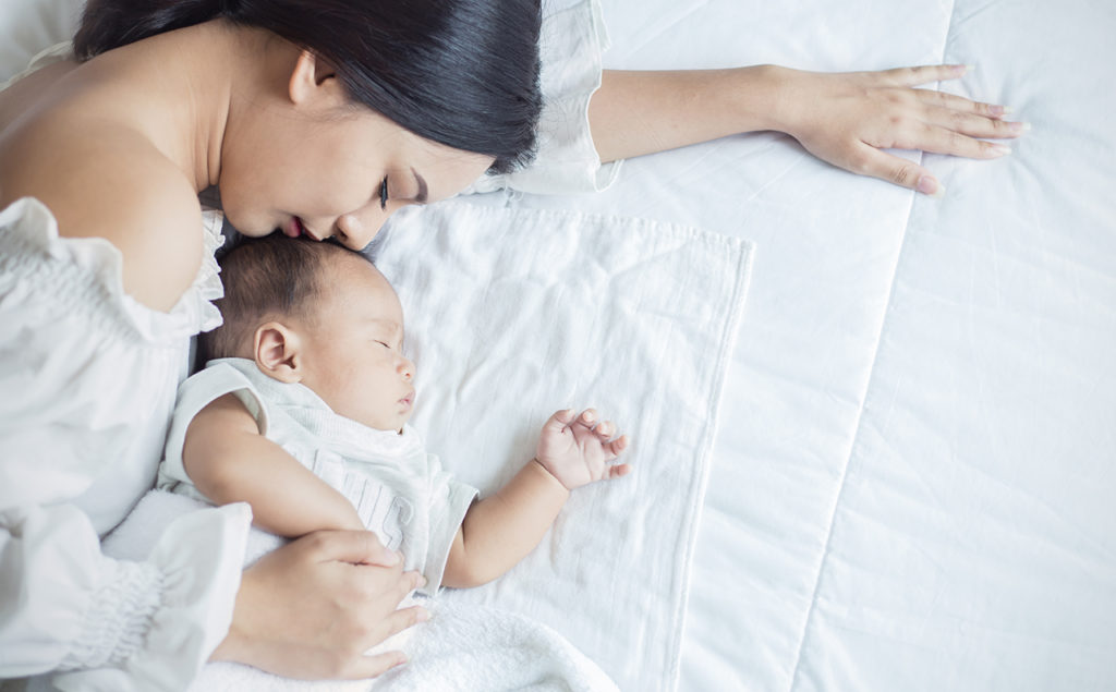 赤ちゃんとの添い寝!メリット・注意点や押さえておくべきポイントを解説 Fam's Baby 赤ちゃんとの添い寝!メリット・注意点や押さえておくべきポイントを解説 Fam's Baby