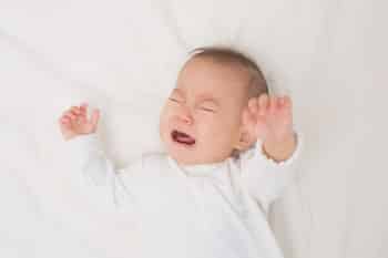 赤ちゃんの夜泣きはいつからいつまで 夜泣きの原因と改善方法について詳しく解説 Fam S Baby