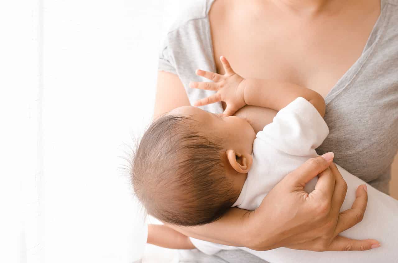 赤ちゃんを母乳で育てるメリットとは 注意点もあわせて解説 Fam S Baby