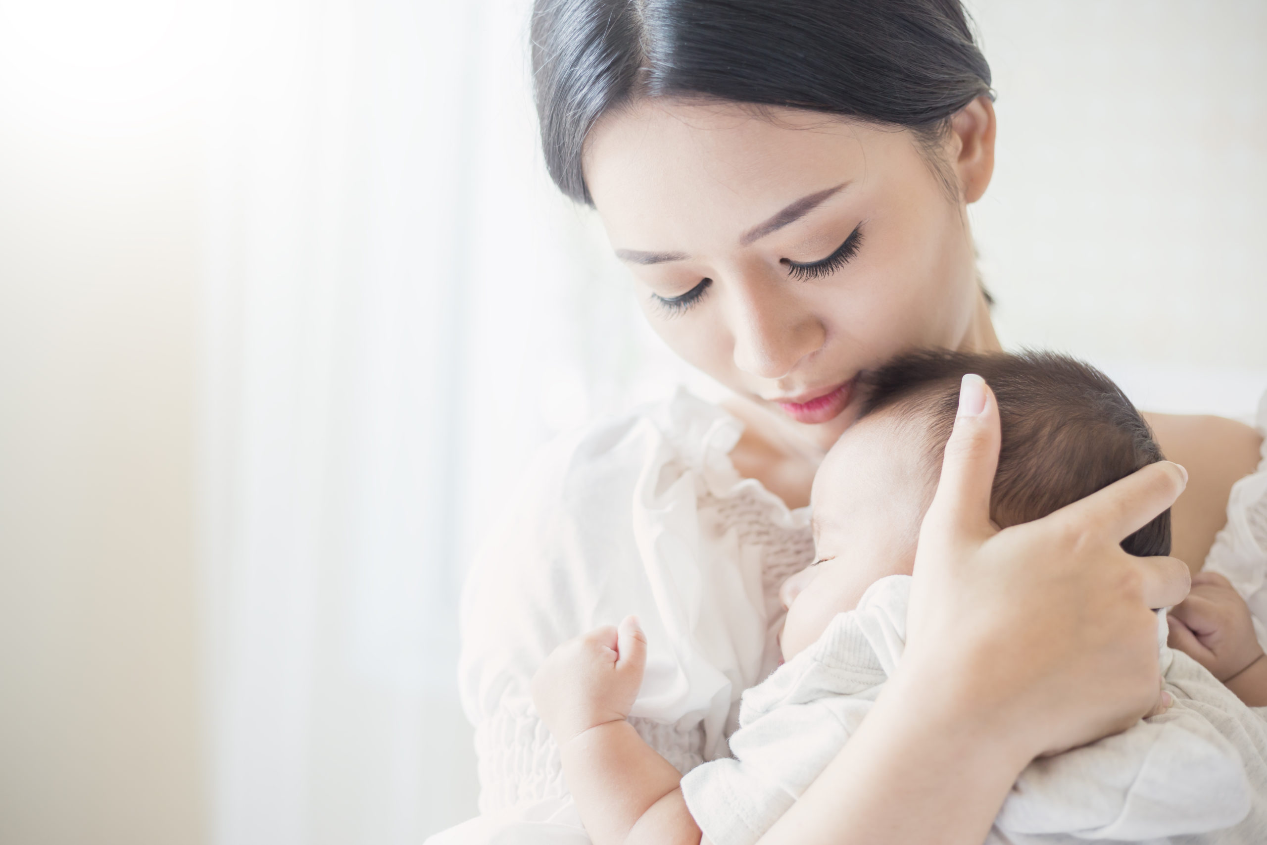 寝かしつけの大敵 赤ちゃんが起きてしまう 背中スイッチ の攻略法を解説 Fam S Baby