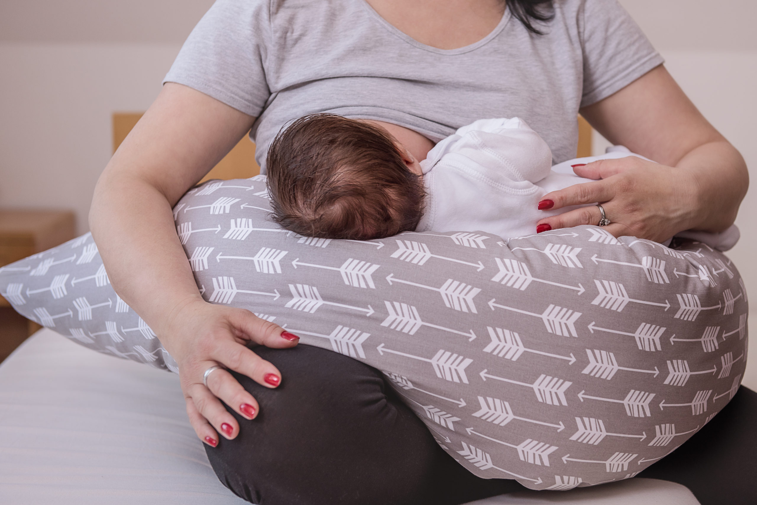 寝かしつけの大敵 赤ちゃんが起きてしまう 背中スイッチ の攻略法を解説 Fam S Baby