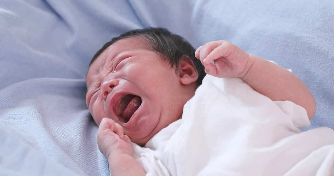 寝かしつけの大敵 赤ちゃんが起きてしまう 背中スイッチ の攻略法を解説 Fam S Baby