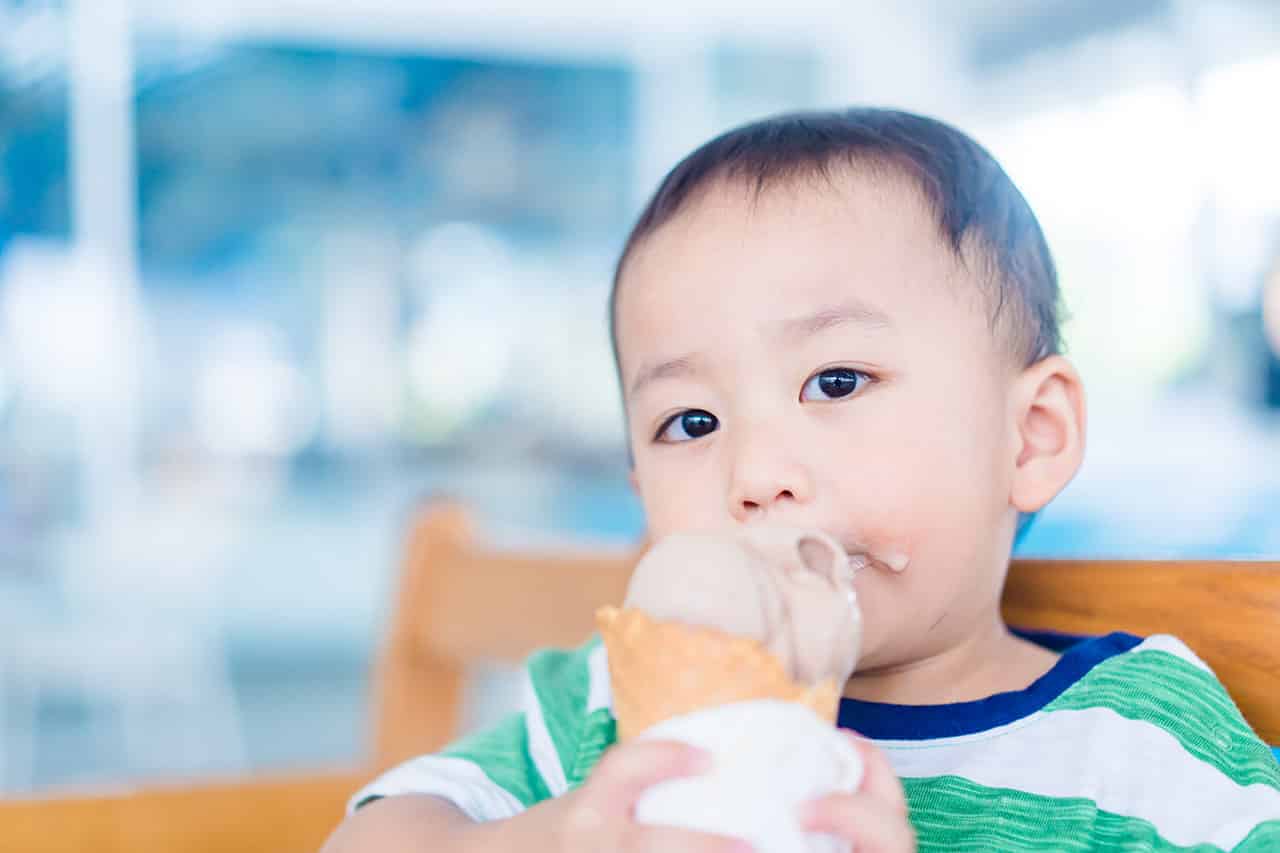 赤ちゃんのアイスはいつからok あげるときの注意点やおすすめアイスもご紹介 Fam S Baby