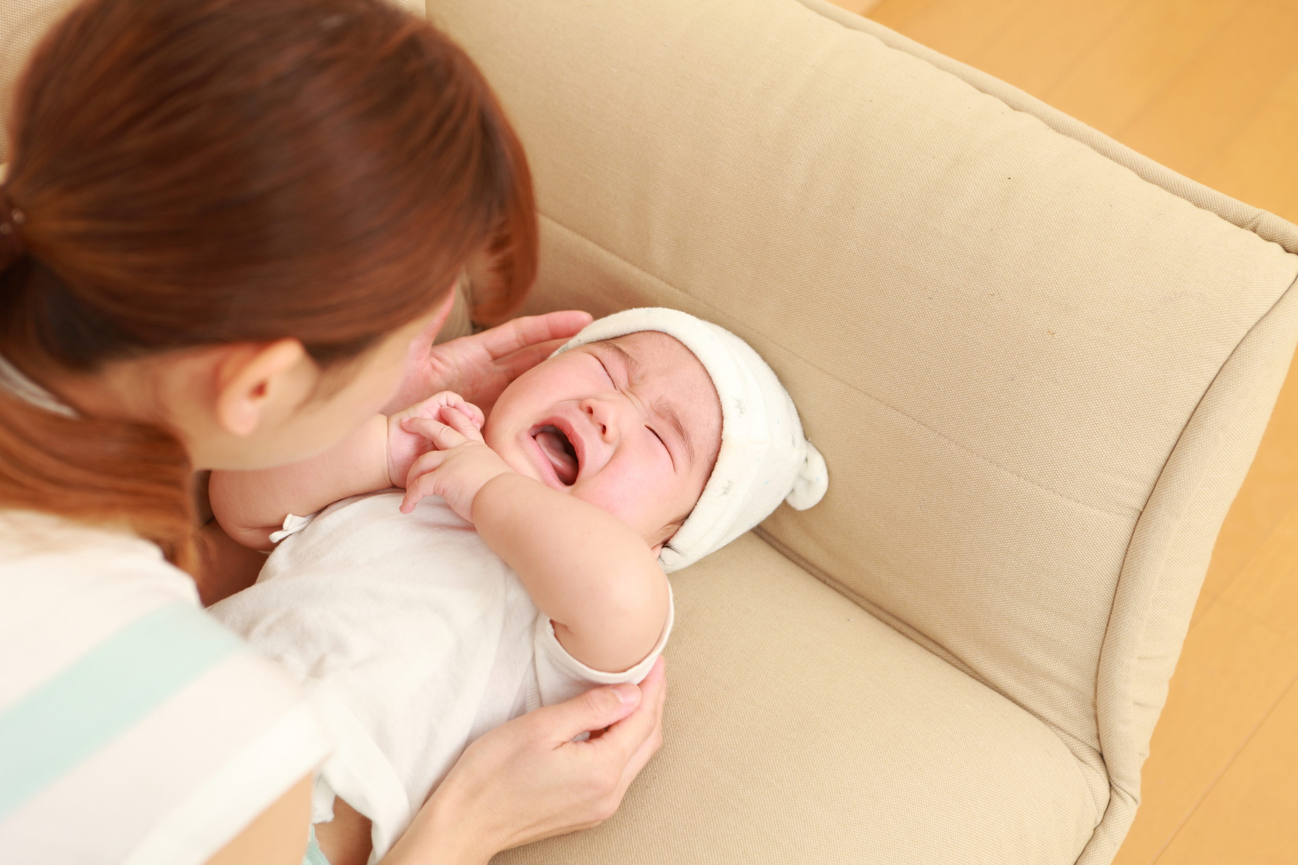 寝かしつけの大敵 赤ちゃんが起きてしまう 背中スイッチ の攻略法を解説 Fam S Baby