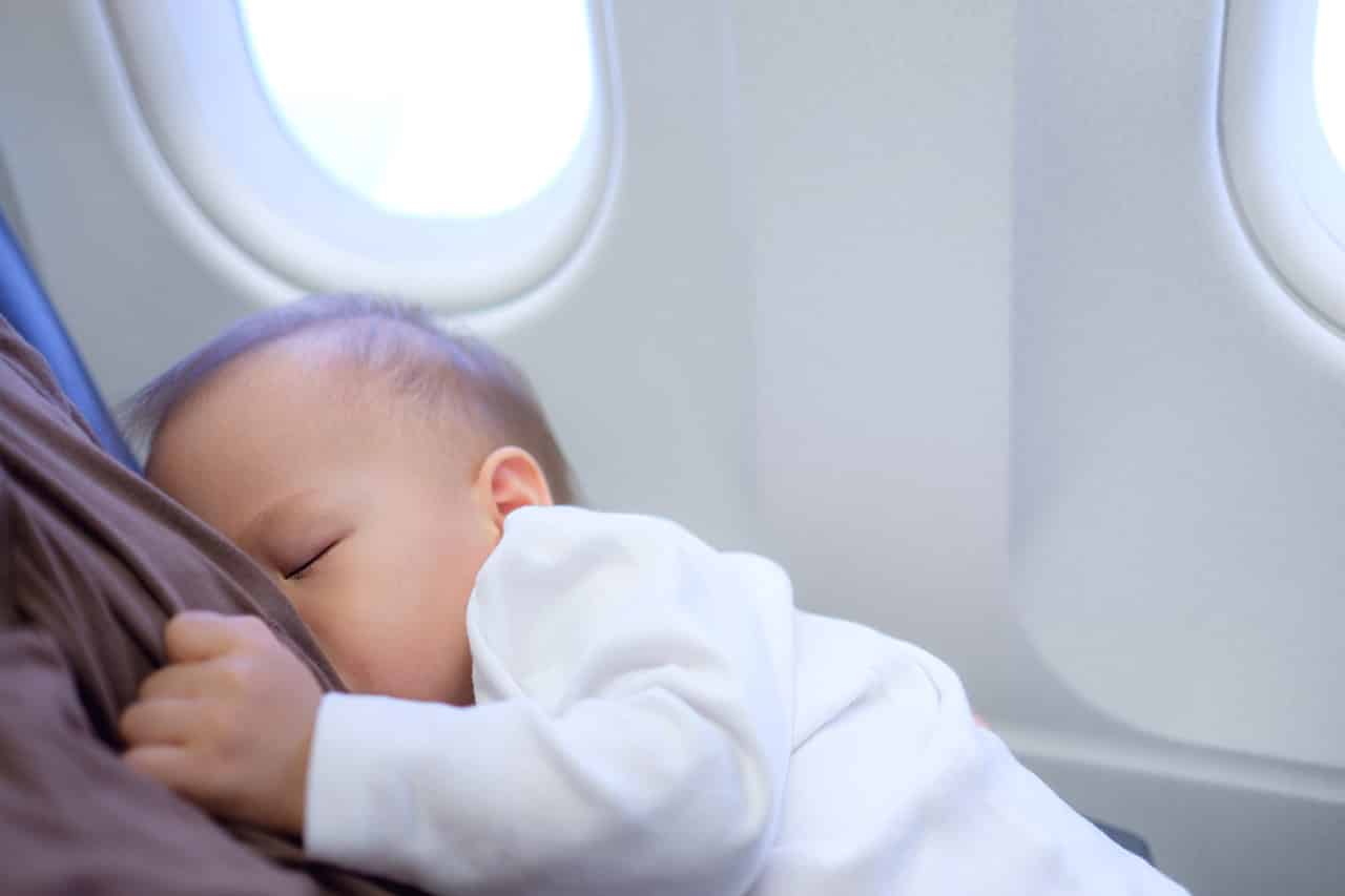 赤ちゃんの飛行機はいつからok 健康への影響や乗る際のポイント 持ち物を解説 Fam S Baby