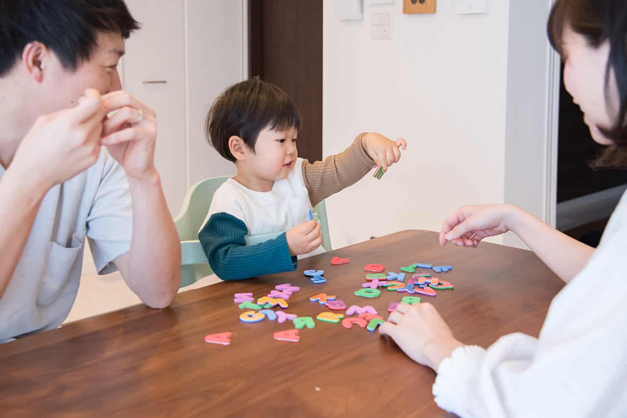赤ちゃんの英語教育はいつから始める 楽みながら学習する方法も紹介 Fam S Baby 赤ちゃんの英語教育はいつから始める 楽みながら学習する方法も紹介 Fam S Baby
