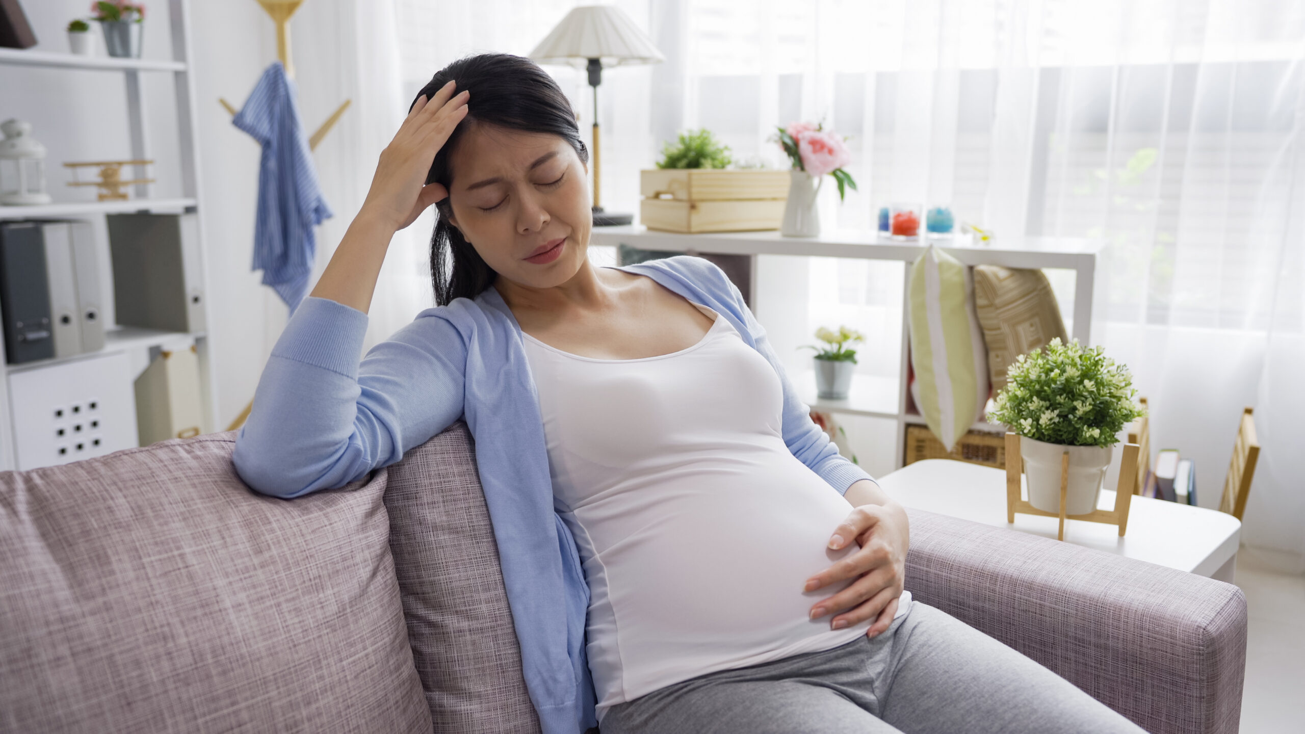 妊娠中のつらい頭痛を何とかしたい 原因と対処法は Fam S Baby