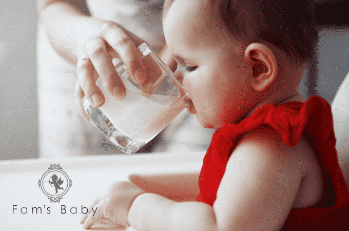 赤ちゃんのコップ飲みはいつから始める 練習方法や練習のポイントについて Fam S Baby